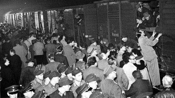 Das Archivbild aus dem Jahr 1953 zeigt die Ankunft eines Heimkehrer-Transports aus Russland. © picture-alliance / dpa/dpaweb Foto: akg-images