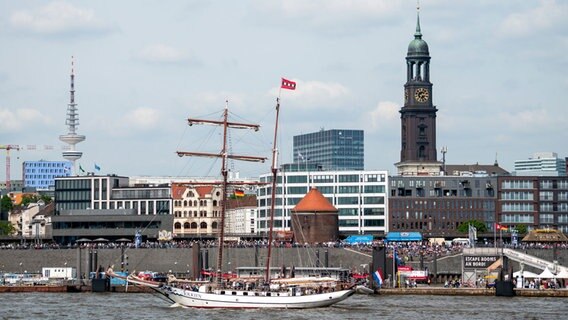 Das Segelschiff Tolkien fährt während des 835. Hamburger Hafengeburtstags über die Elbe vor den Landungsbrücken. © Daniel Bockwoldt/dpa/Daniel Bockwoldt Foto: Daniel Bockwoldt