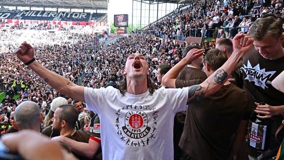 Jackson Irvine vom FC St. Pauli feiert mit den Fans den Bundesliga-Aufstieg. © Witters 